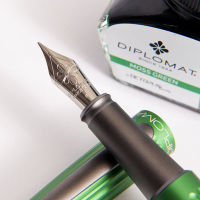Diplomat-Aero-Green-Fountain-Pen-Gift-Set-Steel-Nib