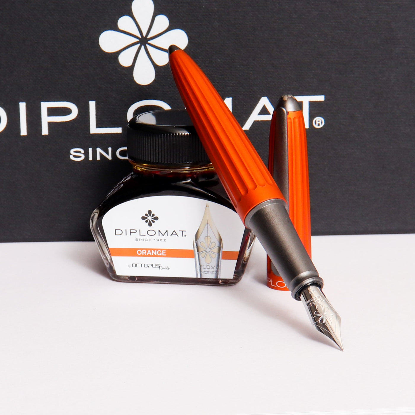 Diplomat-Aero-Orange-Fountain-Pen-Gift-Set-Anodized-Aluminum-Body