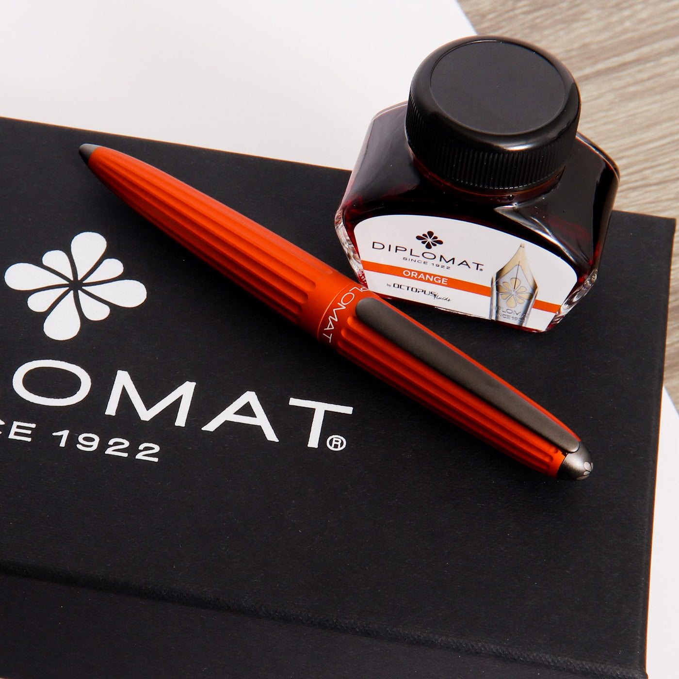Diplomat-Aero-Orange-Fountain-Pen-Gift-Set-Box