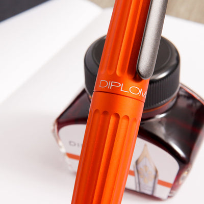 Diplomat-Aero-Orange-Fountain-Pen-Gift-Set-Cap-Details