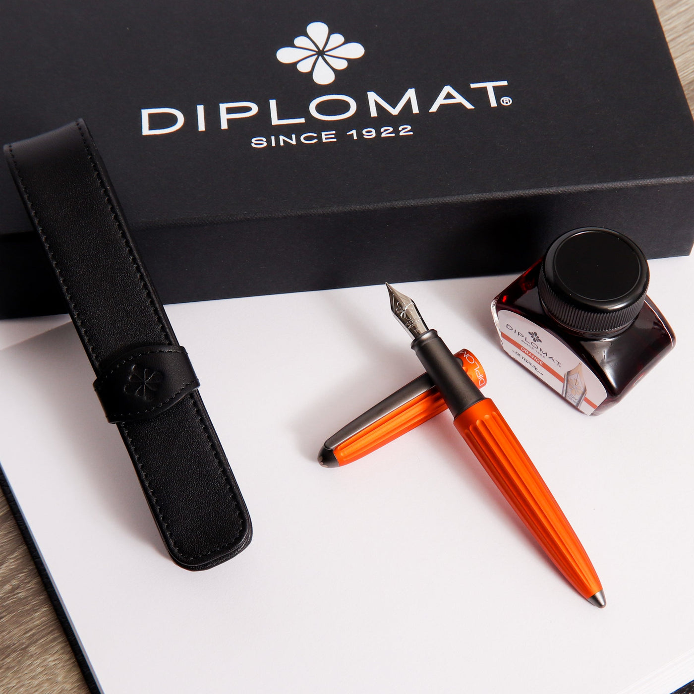 Diplomat-Aero-Orange-Fountain-Pen-Gift-Set-Case-Pen-And-Ink