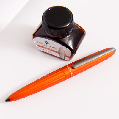Diplomat-Aero-Orange-Fountain-Pen-Gift-Set-Grooves-In-Barrel