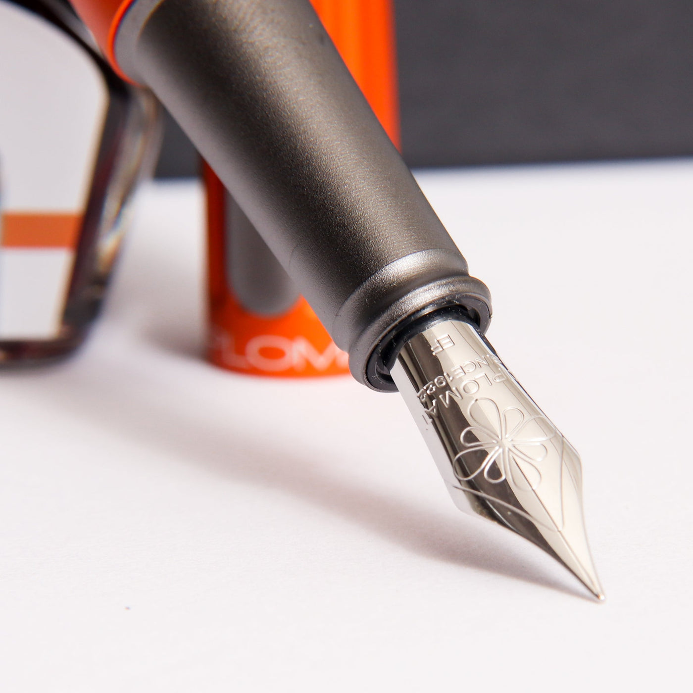 Diplomat-Aero-Orange-Fountain-Pen-Gift-Set-Nib-Details