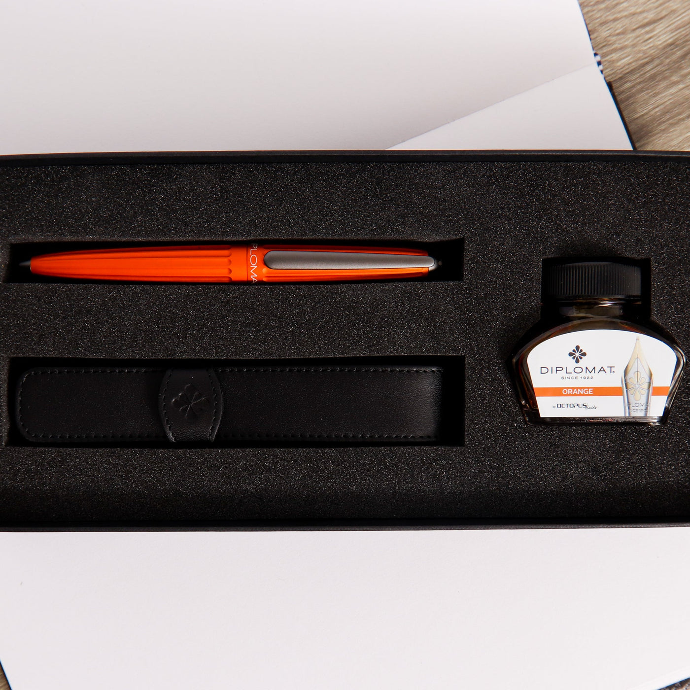 Diplomat-Aero-Orange-Fountain-Pen-Gift-Set-Packaging