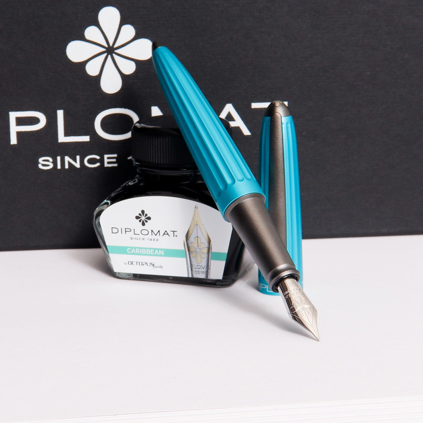 Diplomat-Aero-Turquoise-Fountain-Pen-Gift-Set-Anodized-Aluminum-Body