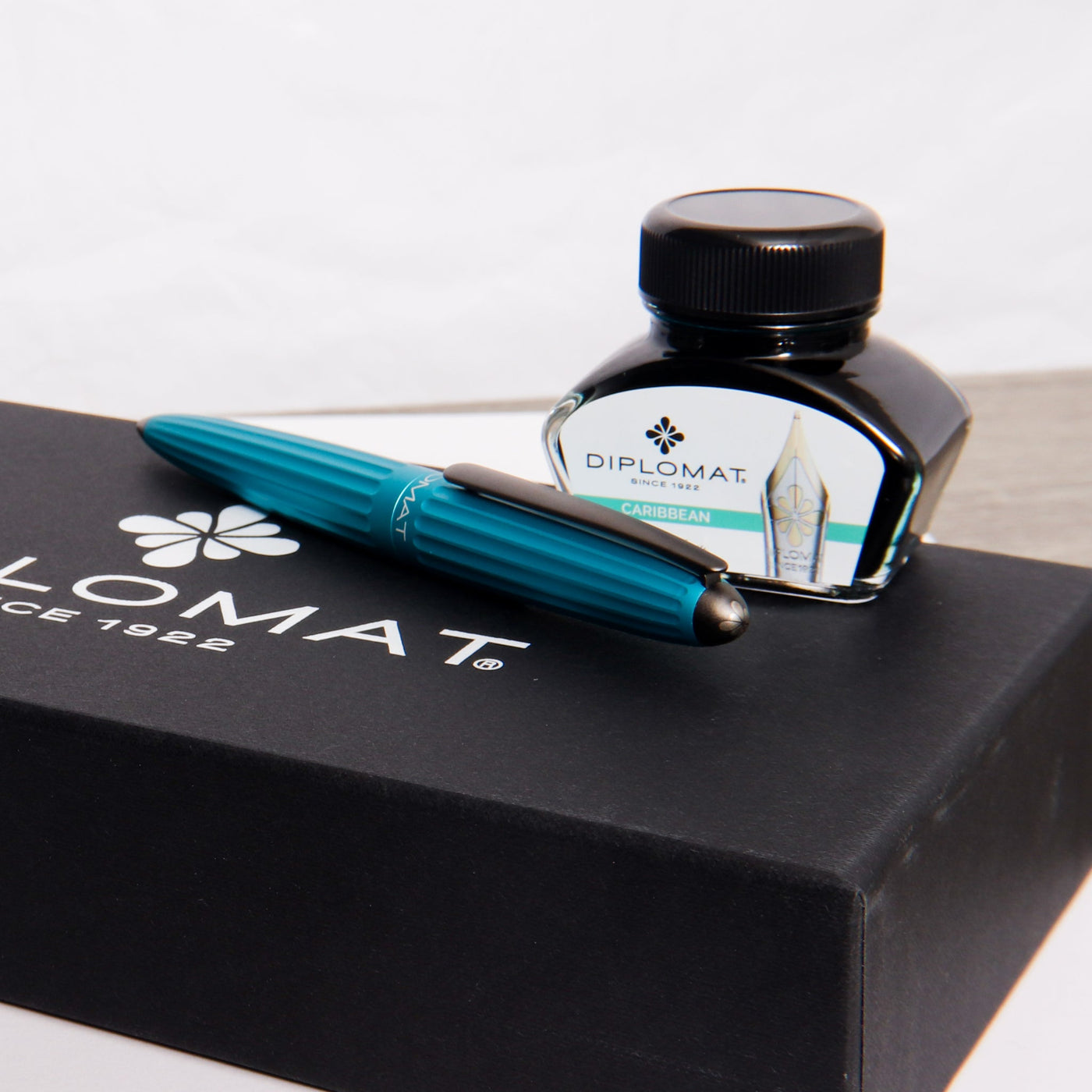 Diplomat-Aero-Turquoise-Fountain-Pen-Gift-Set-Box