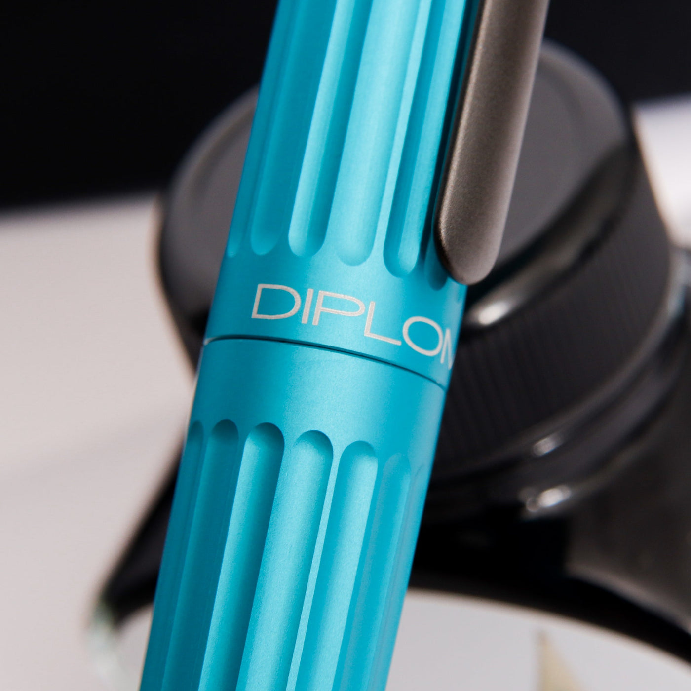 Diplomat-Aero-Turquoise-Fountain-Pen-Gift-Set-Cap-Details