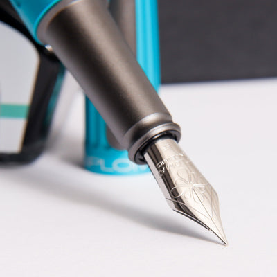 Diplomat-Aero-Turquoise-Fountain-Pen-Gift-Set-Nib-Details