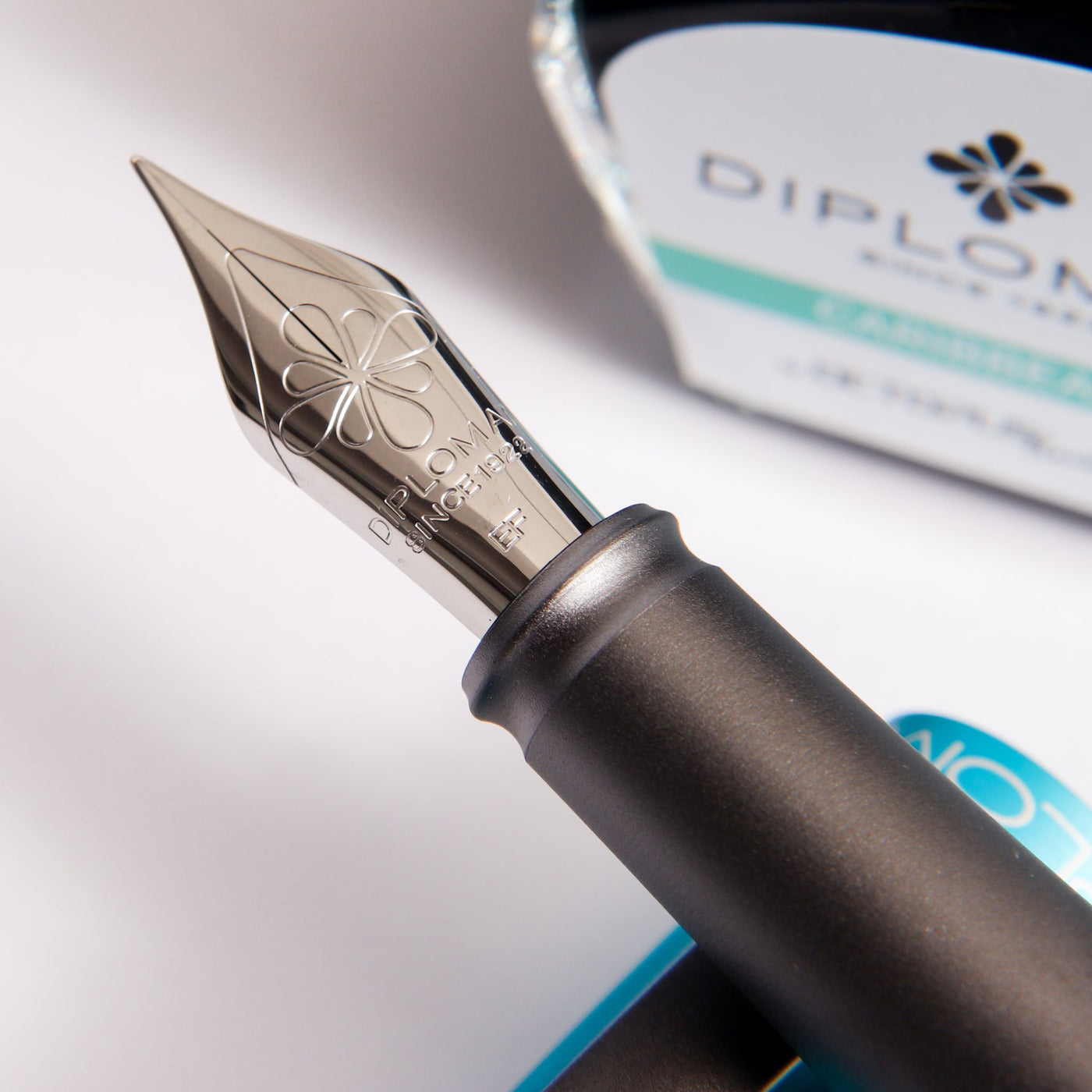 Diplomat-Aero-Turquoise-Fountain-Pen-Gift-Set-Steel-Nib