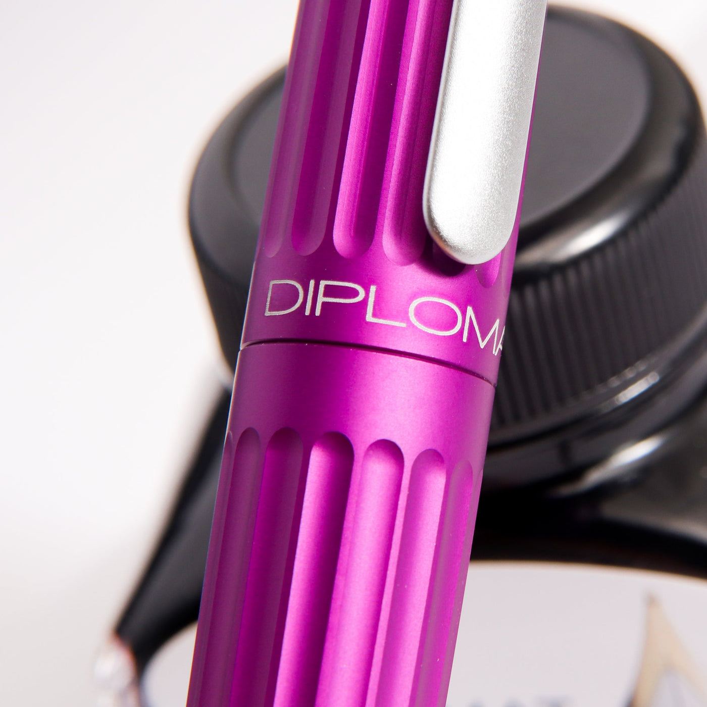 Diplomat-Aero-Violet-Fountain-Pen-Gift-Set-Cap-Deatils