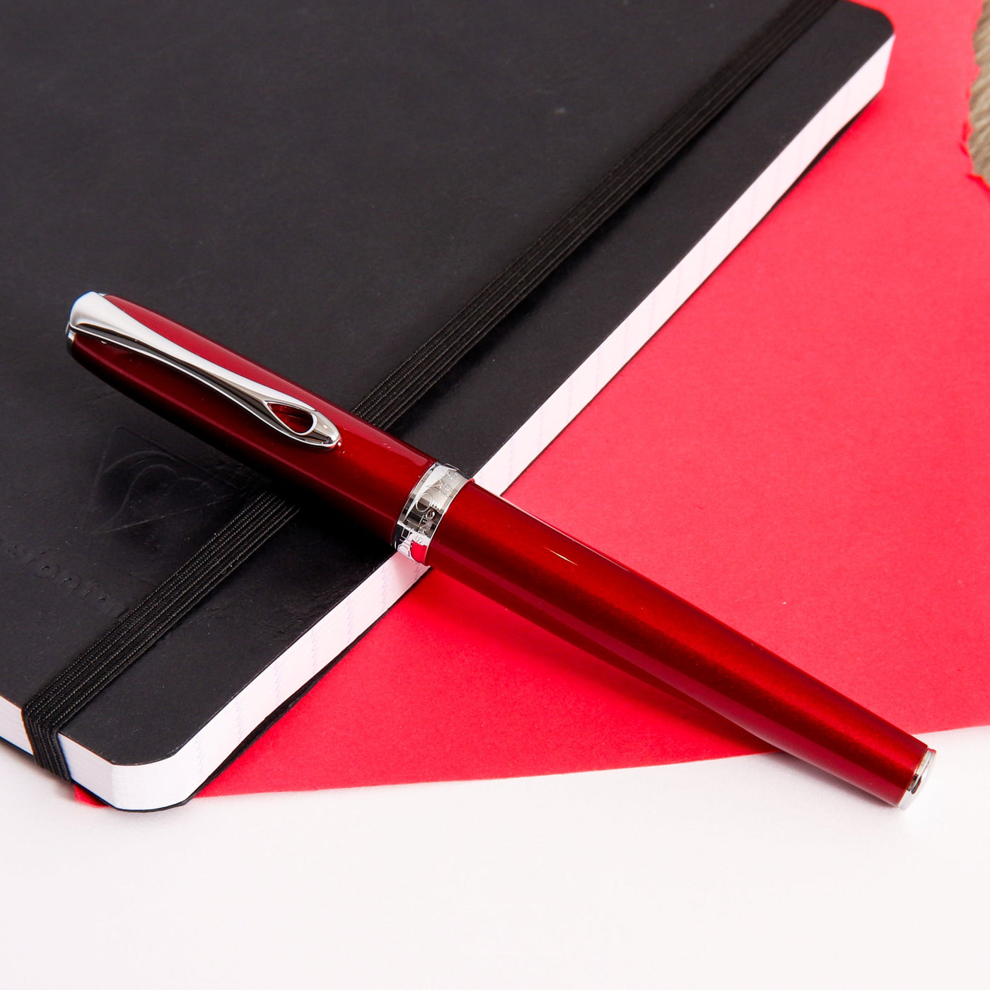 Diplomat-Excellence-A2-Magma-Red-Fountain-Pen-Capped