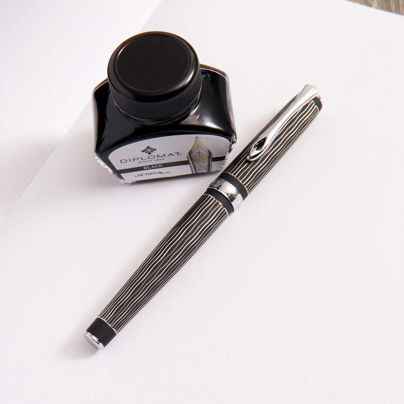 Diplomat-Excellence-A+Wave-Black-Fountain-Pen-Gift-Set-Grooves-In-Barrel