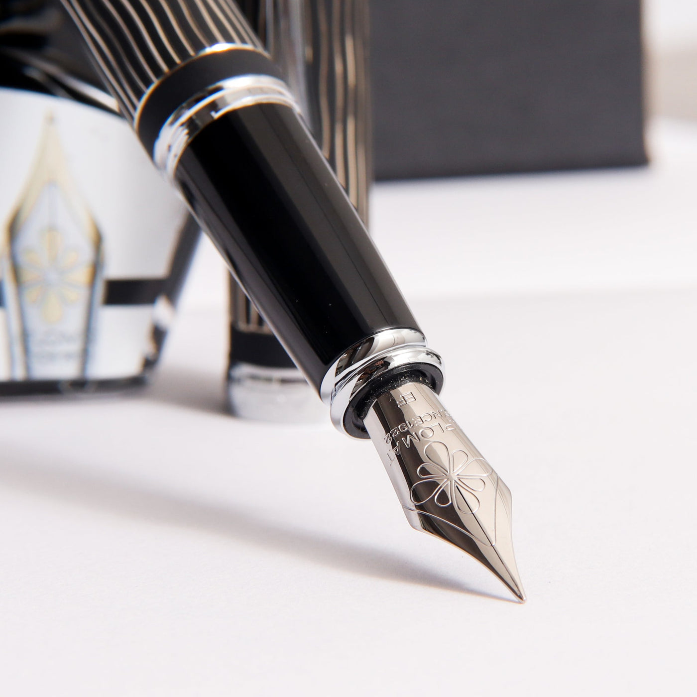Diplomat-Excellence-A+Wave-Black-Fountain-Pen-Gift-Set-Nib-Details