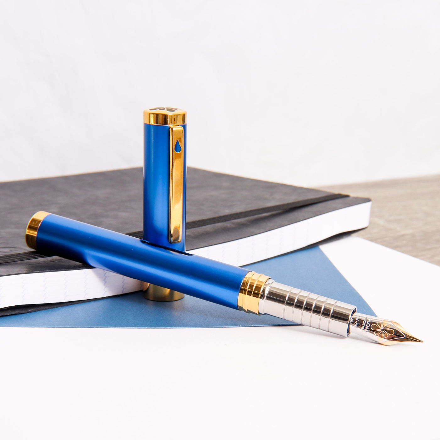 Diplomat-Nexus-Blue-&-Gold-Fountain-Pen-Uncapped