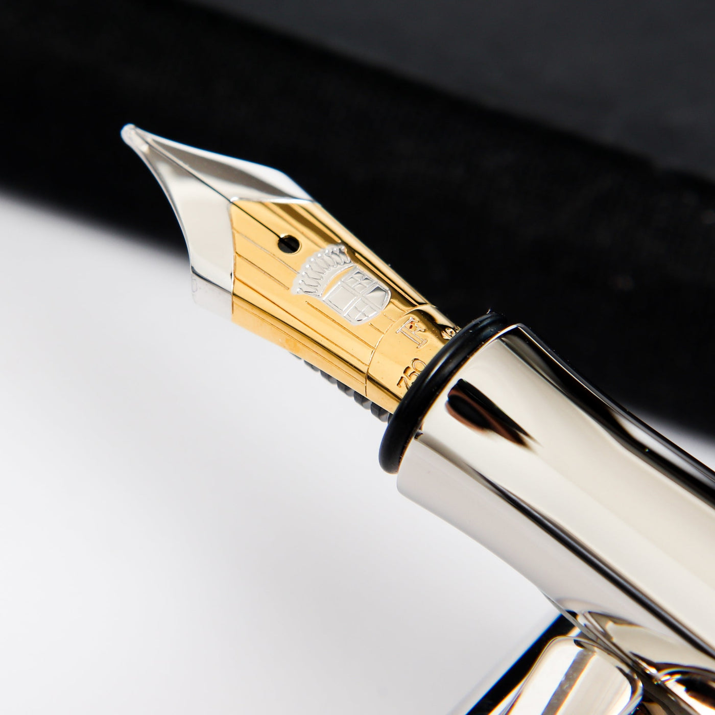 Graf von Faber Castell Classic Anello Black Fountain Pen Bicolored 18K Gold Nib With Iridium Tip