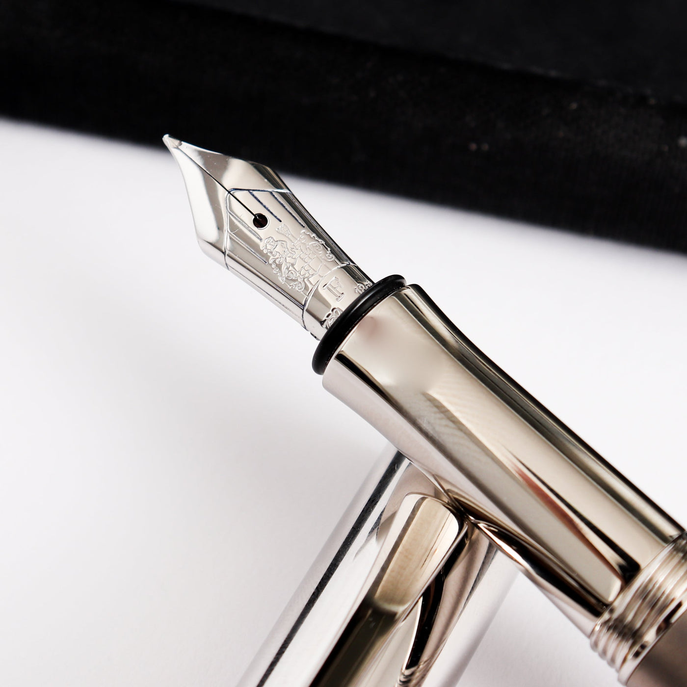 Graf von Faber Castell Classic Anello Titanium Fountain Pen 18K Gold Nib