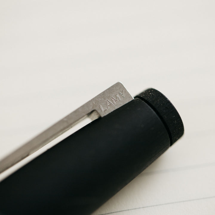 LAMY 2000 zwart – elegante rollerbalpen in robuuste behuizing van glasvezel – perfect uitgebalanceerd en in lijn met de breedte M – met de Lamy M 63 rollerball vulling in zwart