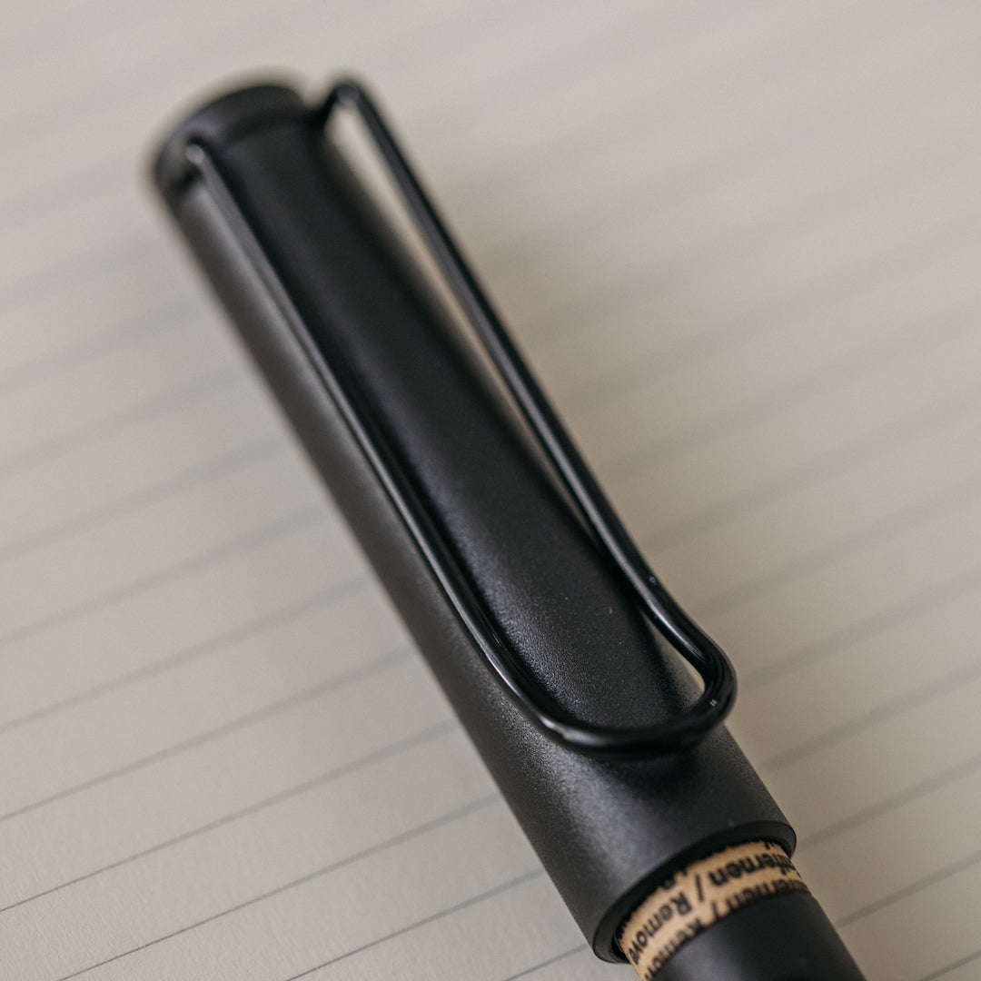 Lamy Safari - Penna Roller Nera Opaca Con Confezione Regalo E Incisione Gratuita, Ricarica Blu Inclusa, Design Ergonomico E Moderno