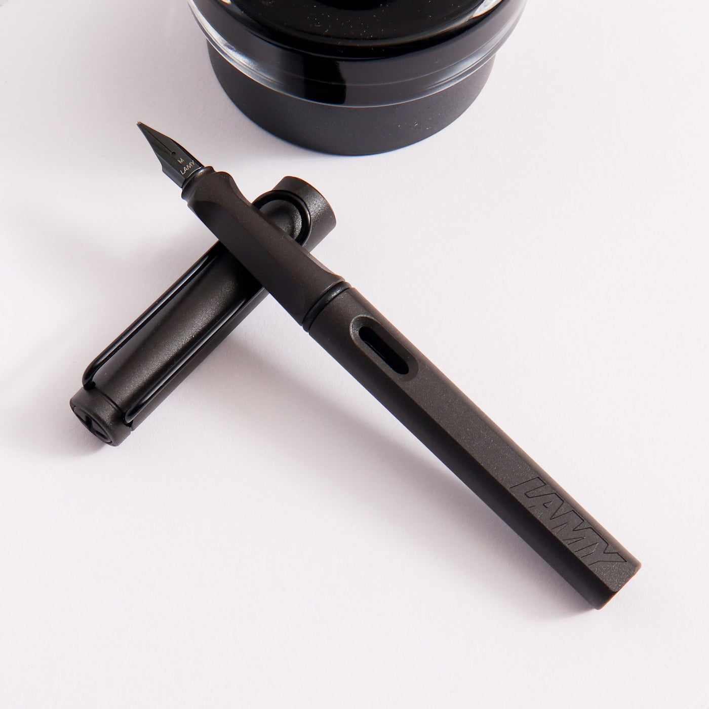 LAMY-Safari-Charcoal-Fountain-Pen-&-Ink-Bottle-Gift-Set-Black-Pen