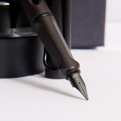 LAMY-Safari-Charcoal-Fountain-Pen-&-Ink-Bottle-Gift-Set-Nib-Details