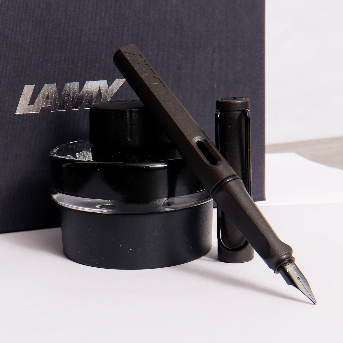 LAMY-Safari-Charcoal-Fountain-Pen-&-Ink-Bottle-Gift-Set-Uncapped