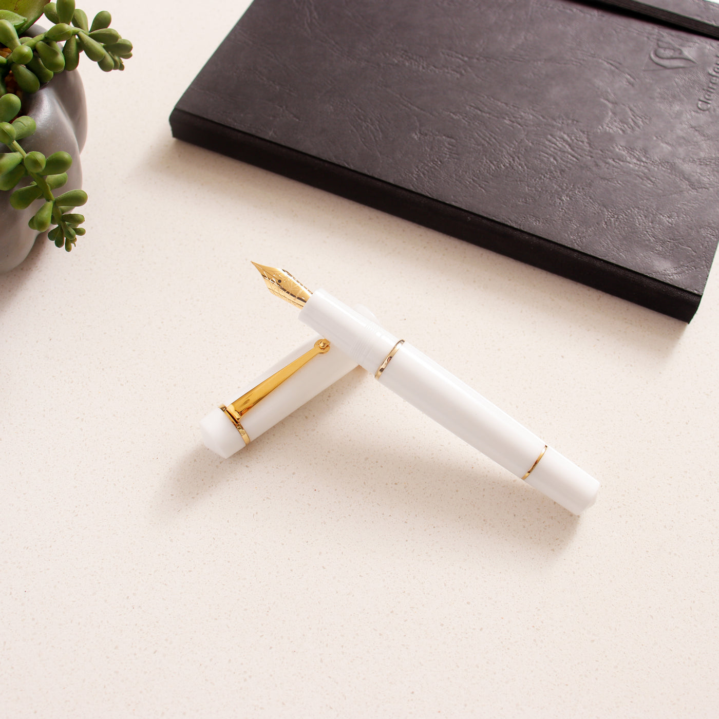 Maiora Mitho Dama White Fountain Pen