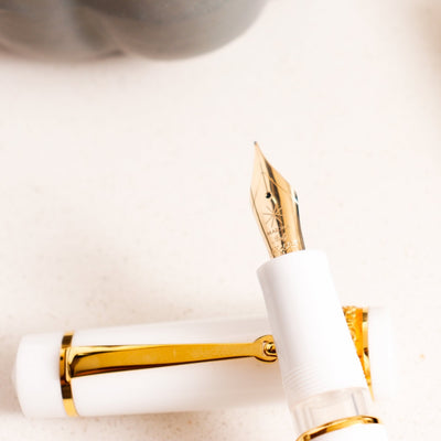 Maiora Mitho K Dama White Fountain Pen