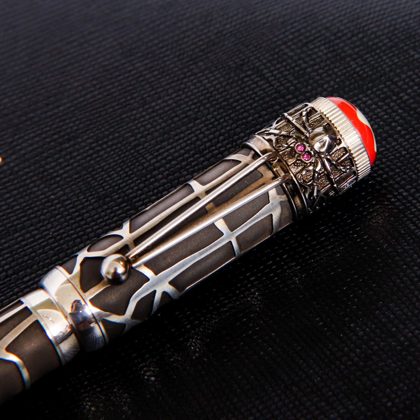 Montblanc-Heritage-Route-et-Noir-Spider-Metamorphosis-1906-Fountain-Pen-Cap-Details