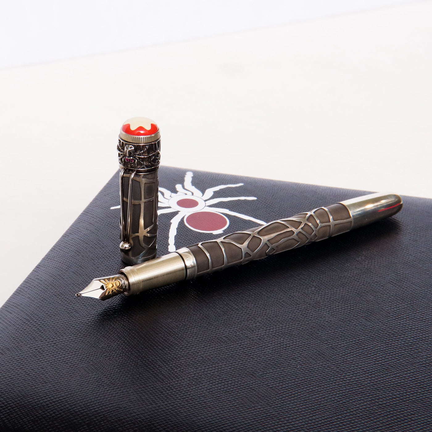 Montblanc-Heritage-Route-et-Noir-Spider-Metamorphosis-1906-Fountain-Pen-Grey-Silver-And-Red