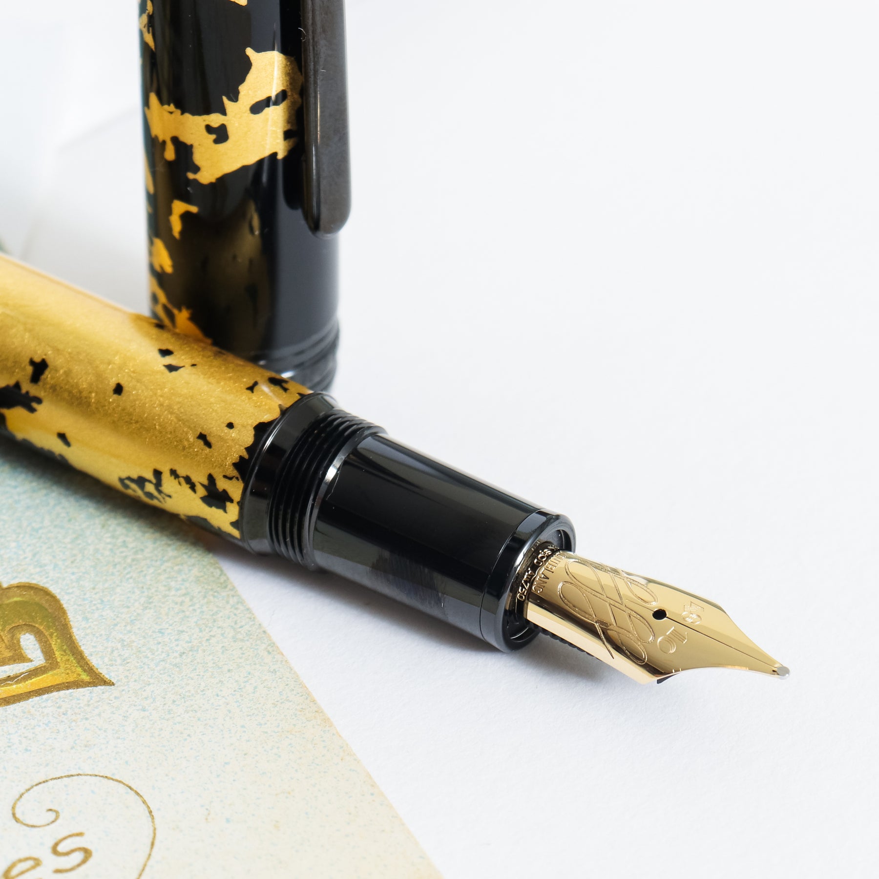 Meisterstück Solitaire Calligraphy Gold Leaf Flex Nib Fountain Pen - Luxury Fountain  pens – Montblanc® US