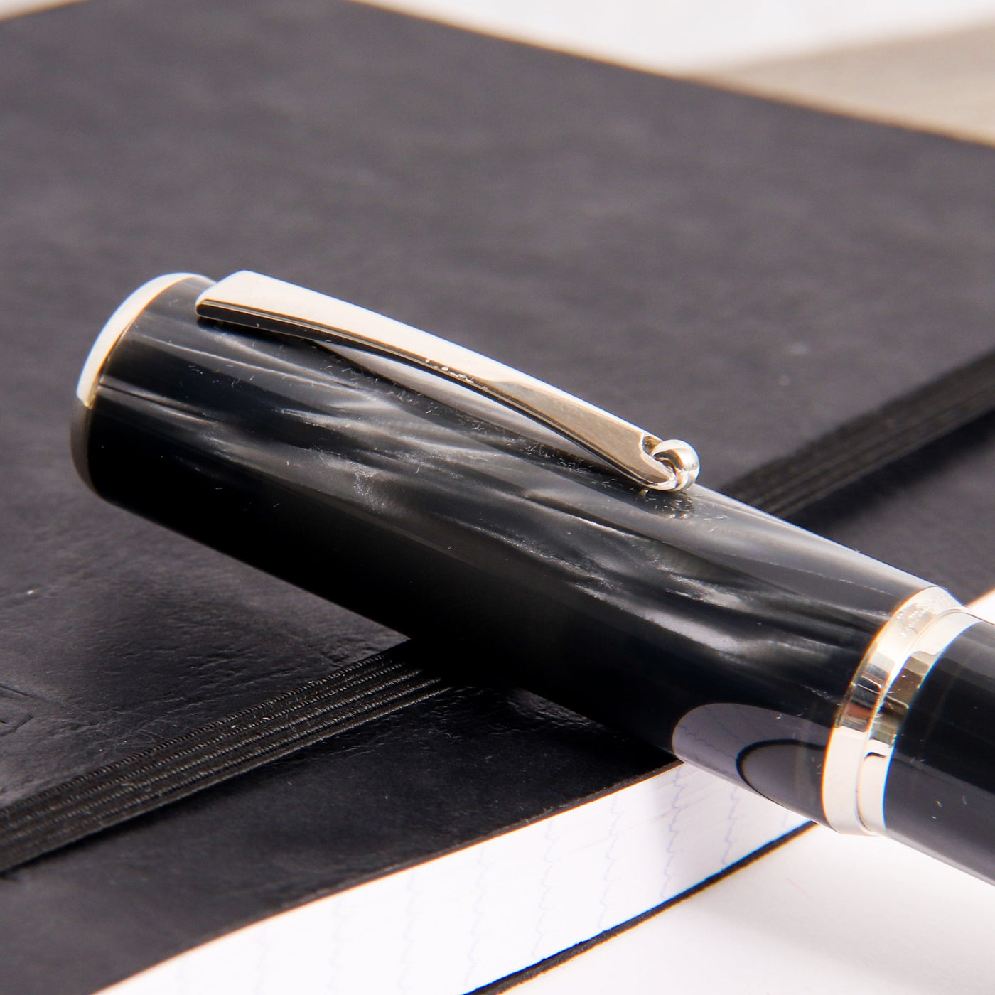 Montegrappa-Masters-Arte-Pearl-Grey-Celluloid-Fountain-Pen-Clip