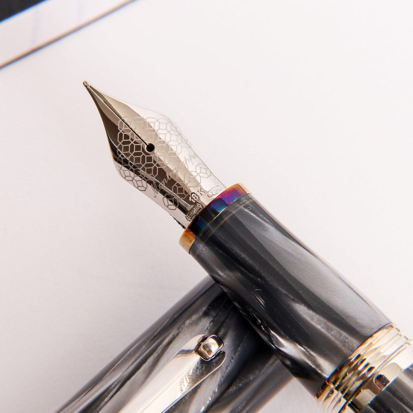 Montegrappa-Masters-Arte-Pearl-Grey-Celluloid-Fountain-Pen-Nib