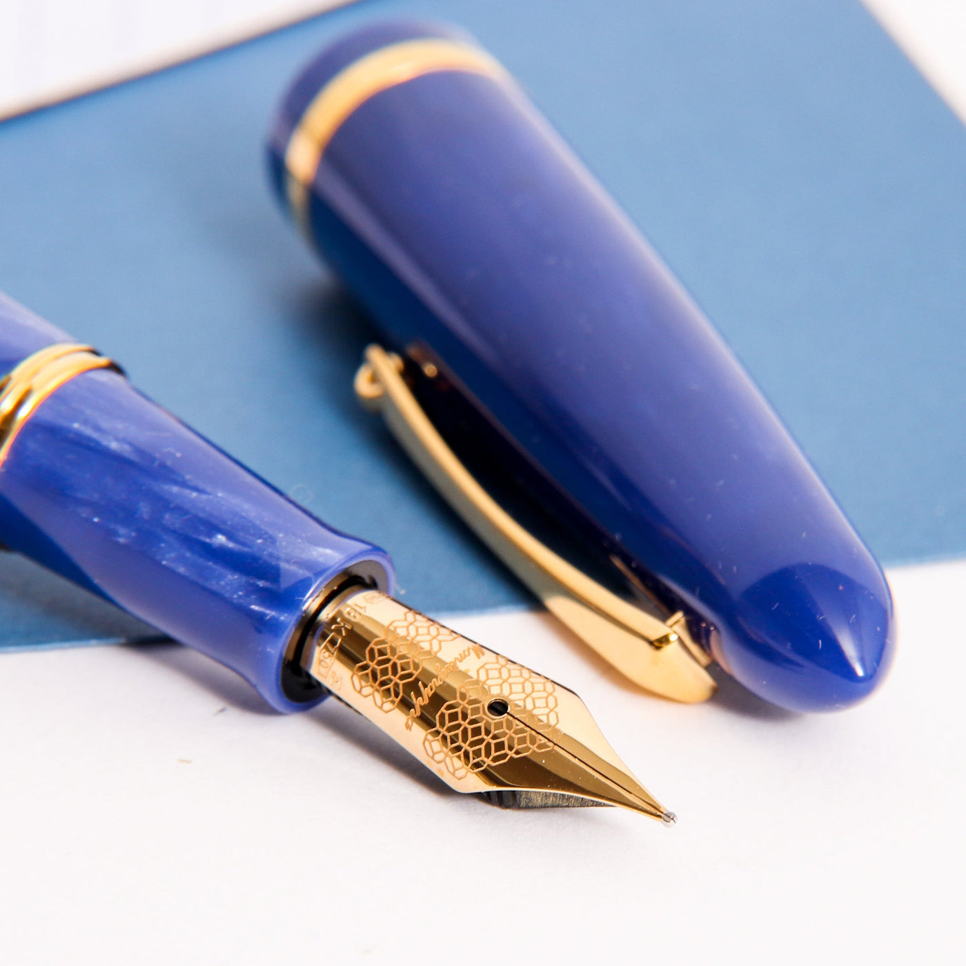 Montegrappa-Venetia-Celluloid-Glittering-Blue-Nib-Details