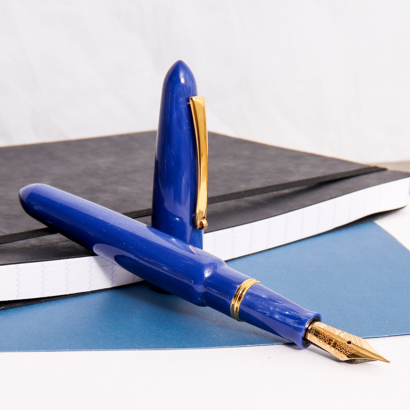 Montegrappa-Venetia-Celluloid-Glittering-Blue-Uncapped