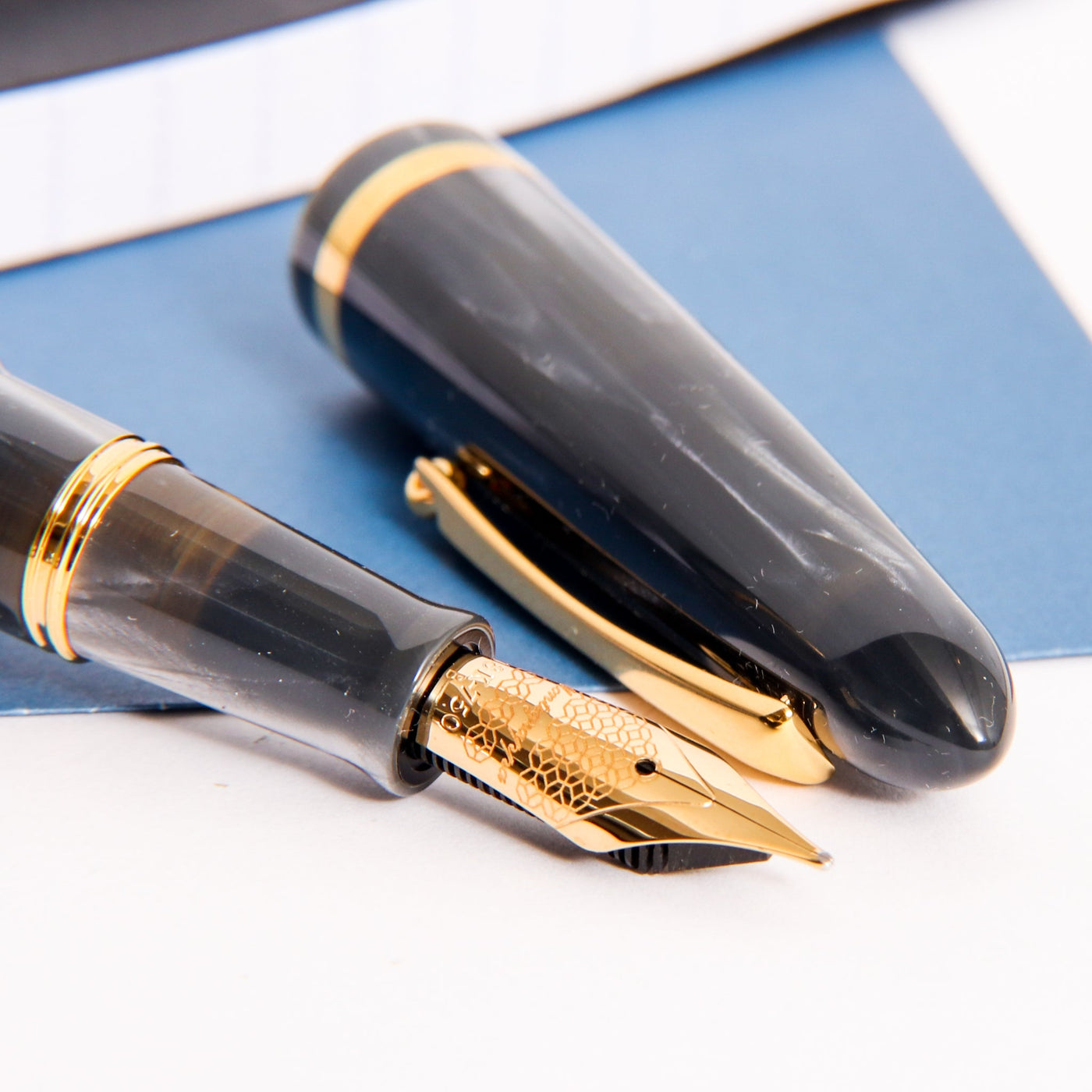 Montegrappa-Venetia-Celluloid-Pearl-Grey-Nib-Details