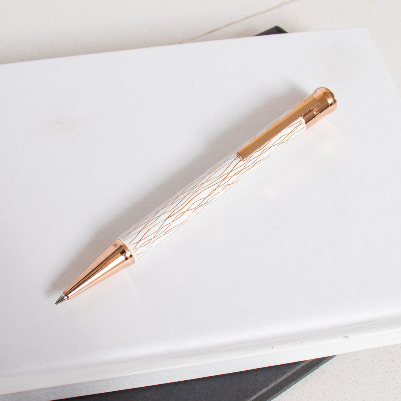 Otto Hutt Design 04 White Rose Wave Mechanical Pencil