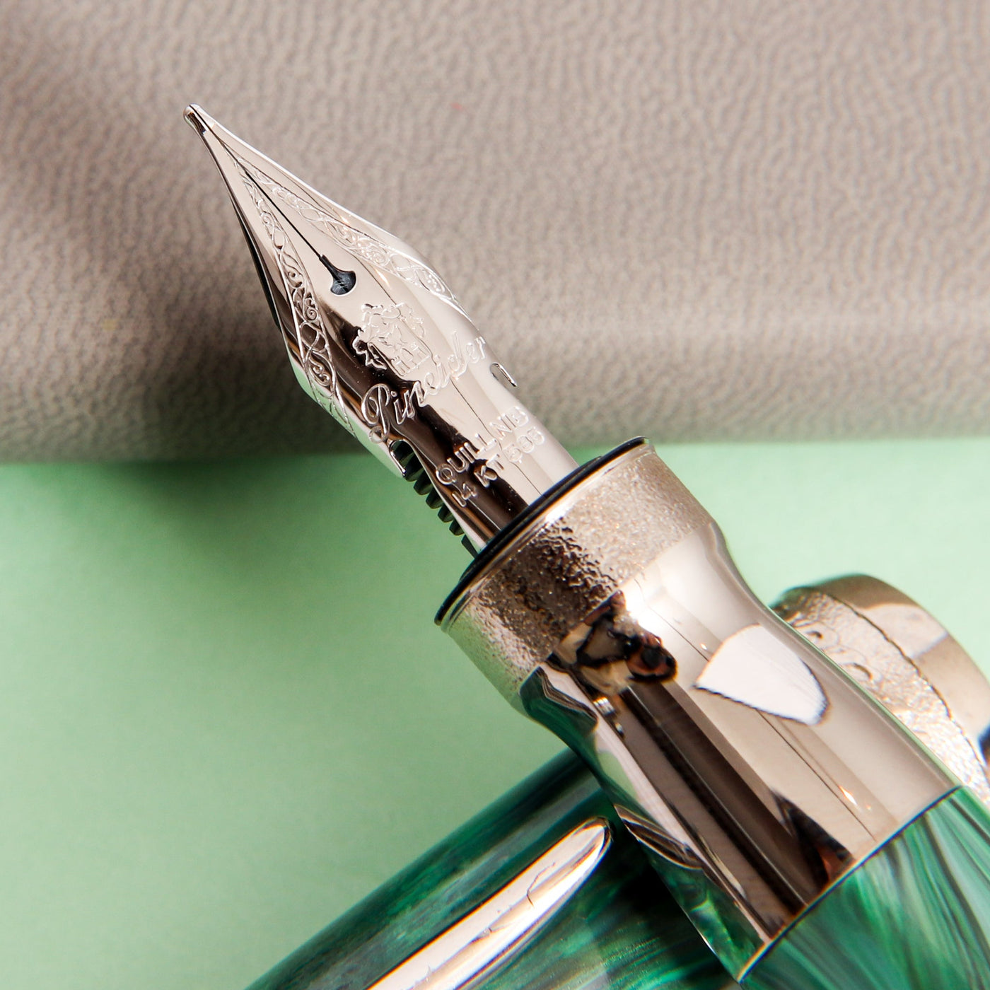 Pineider La Grande Bellezza Gemstone Malachite Fountain Pen 14k Gold Nib