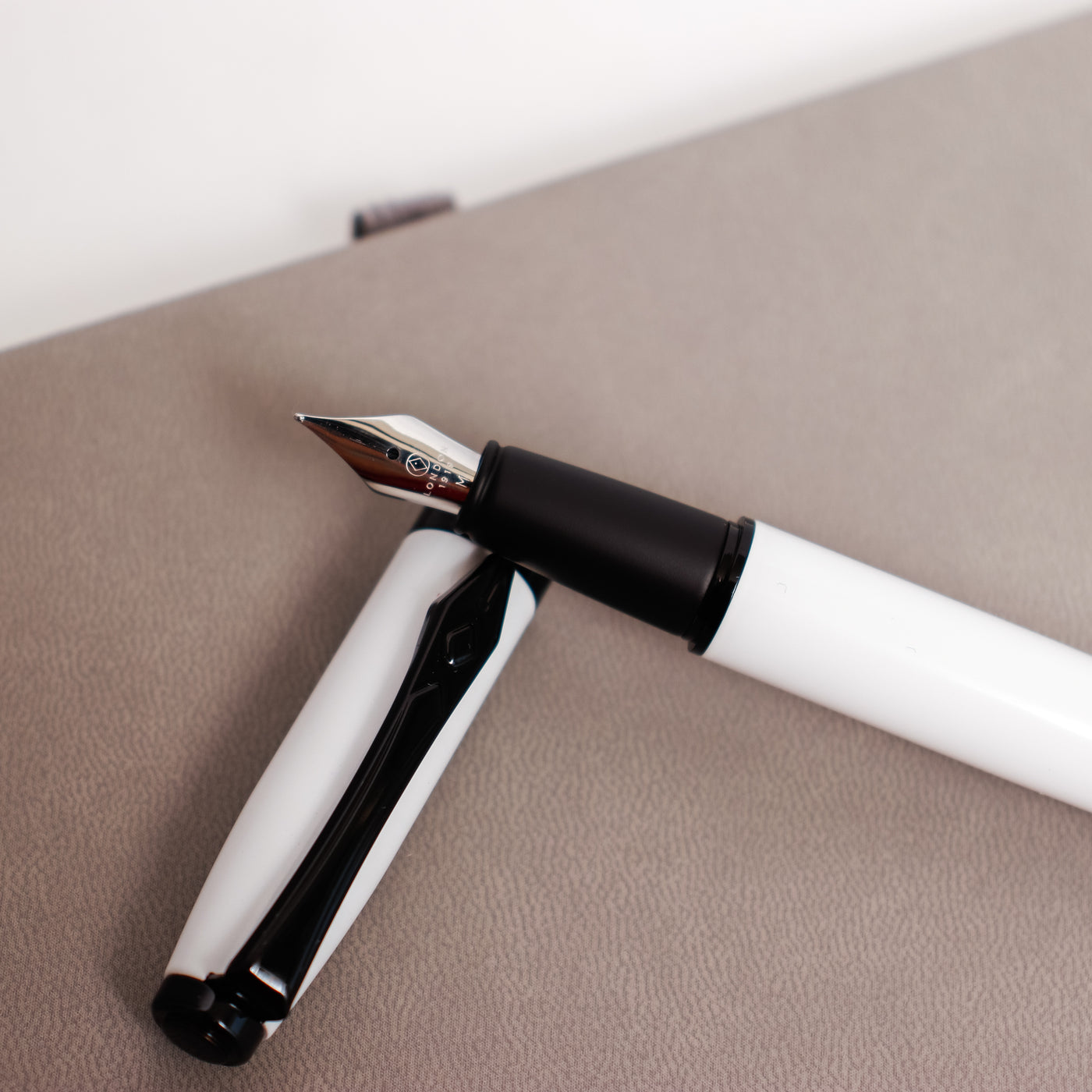 Platignum Studio White Fountain Pen