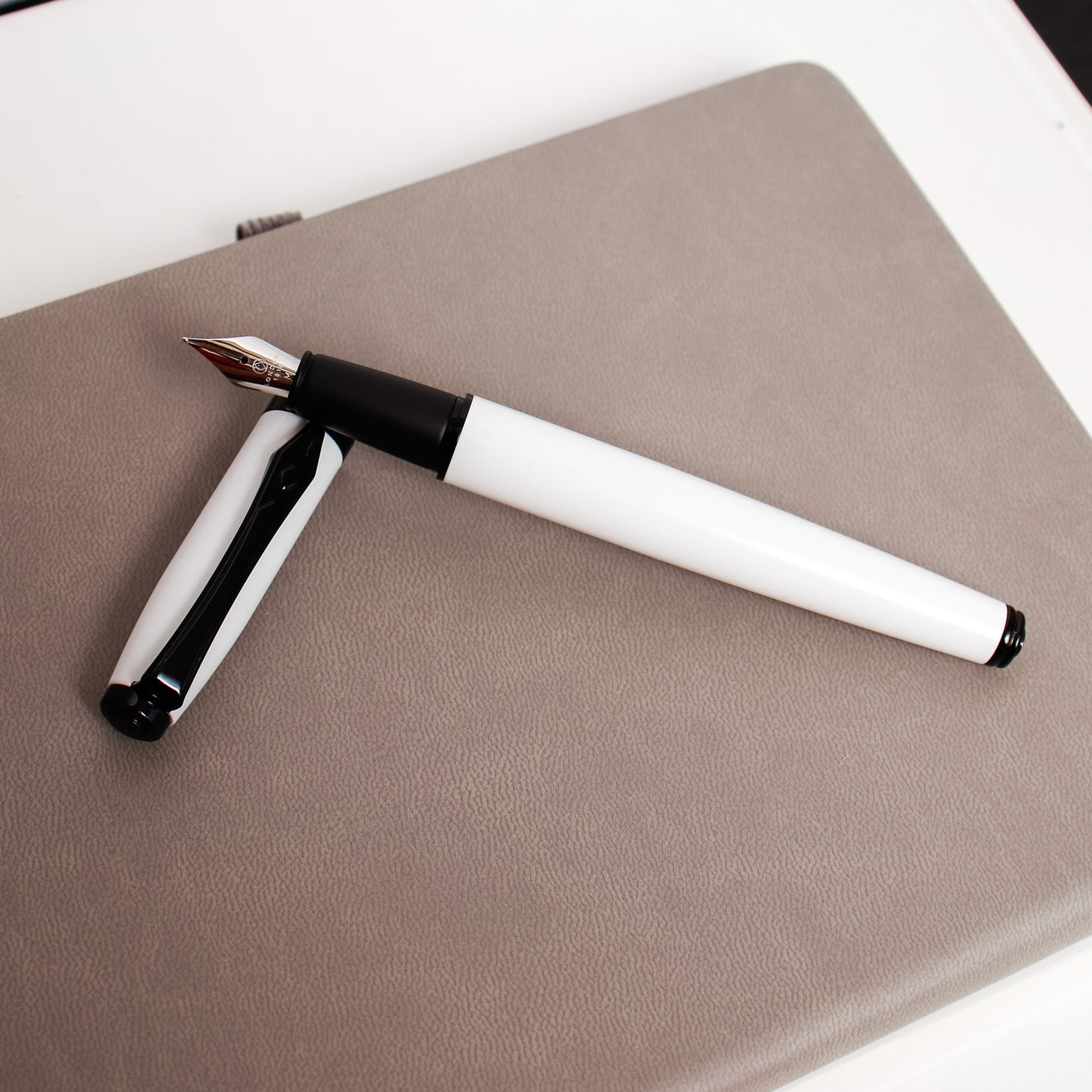 Platignum Studio White Fountain Pen