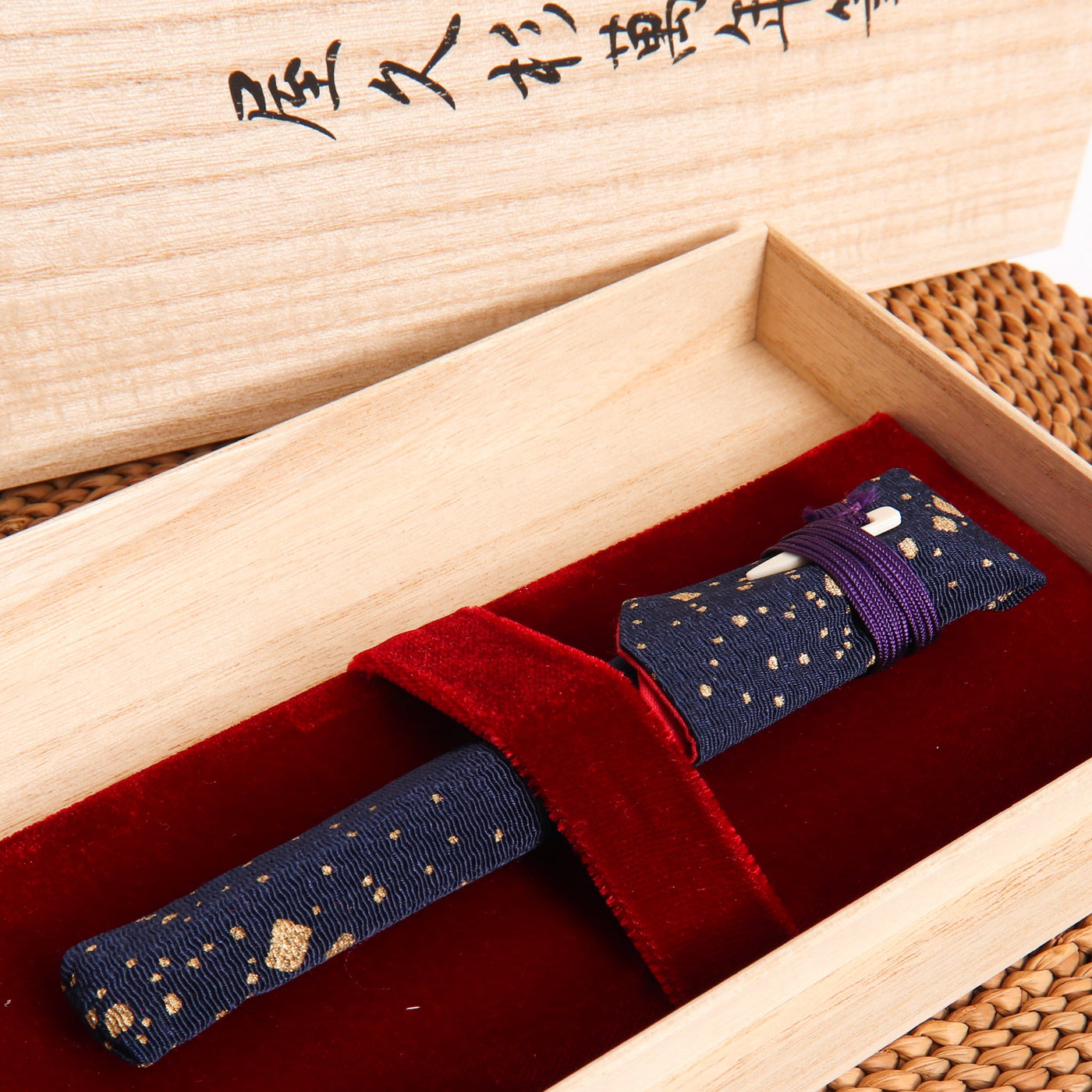 Platinum-3776-Century-Yakusugi-Cedar-Fountain-Pen-Inside-Packaging