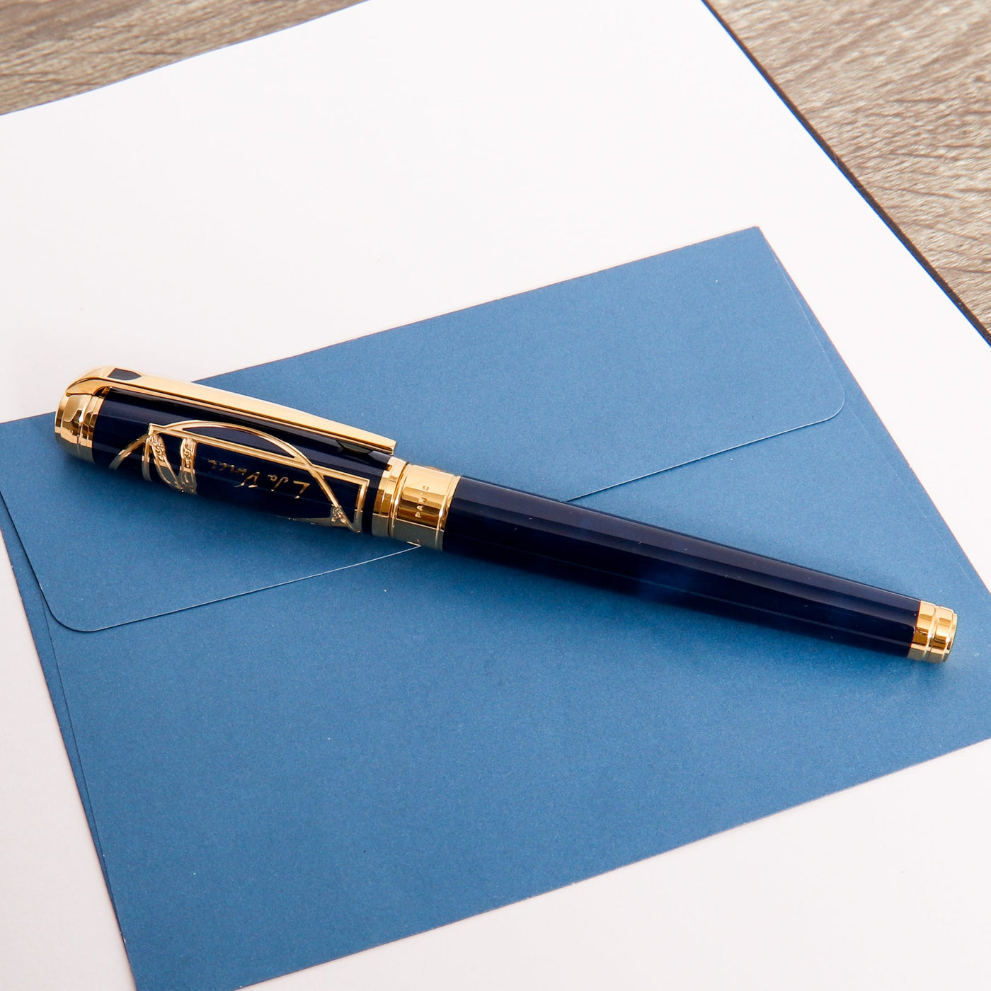 ST Dupont Line D Large Blue Vitruvian Man Fountain Pen Capped