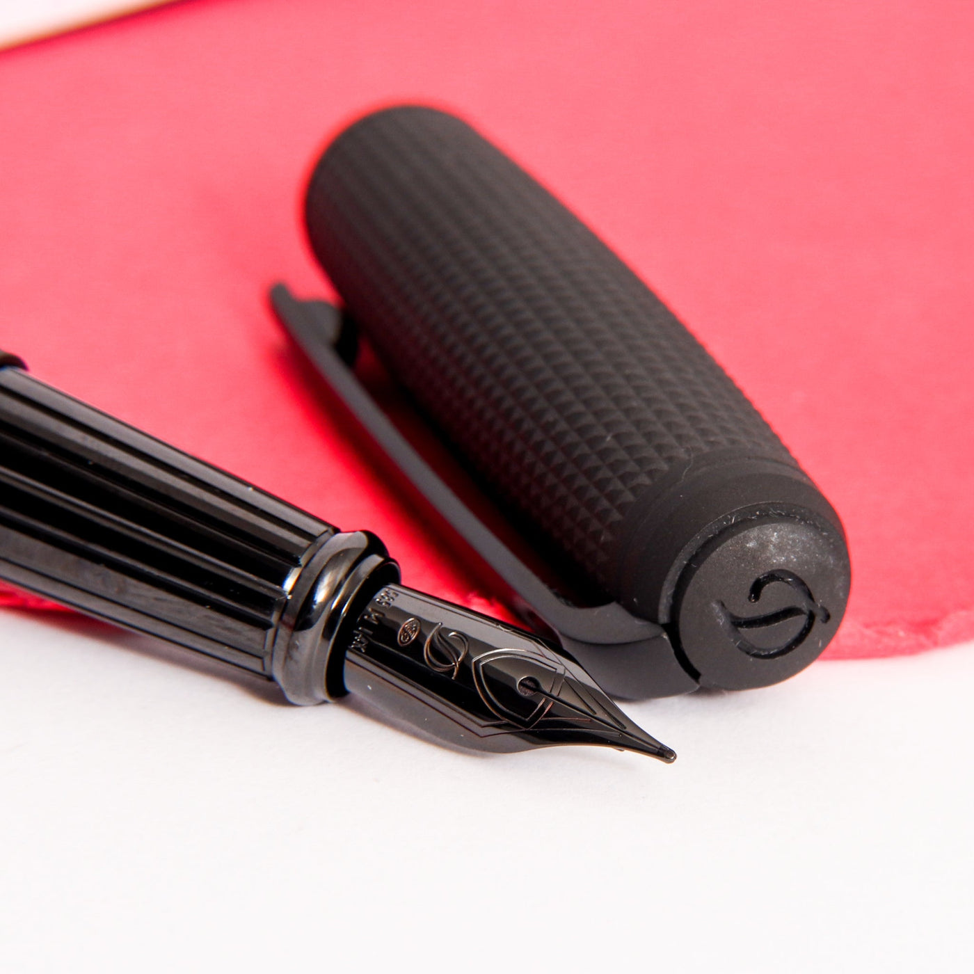 ST-Dupont-Line-D-Large-Carbon-Fiery-Lava-Fountain-Pen-Nib-Details