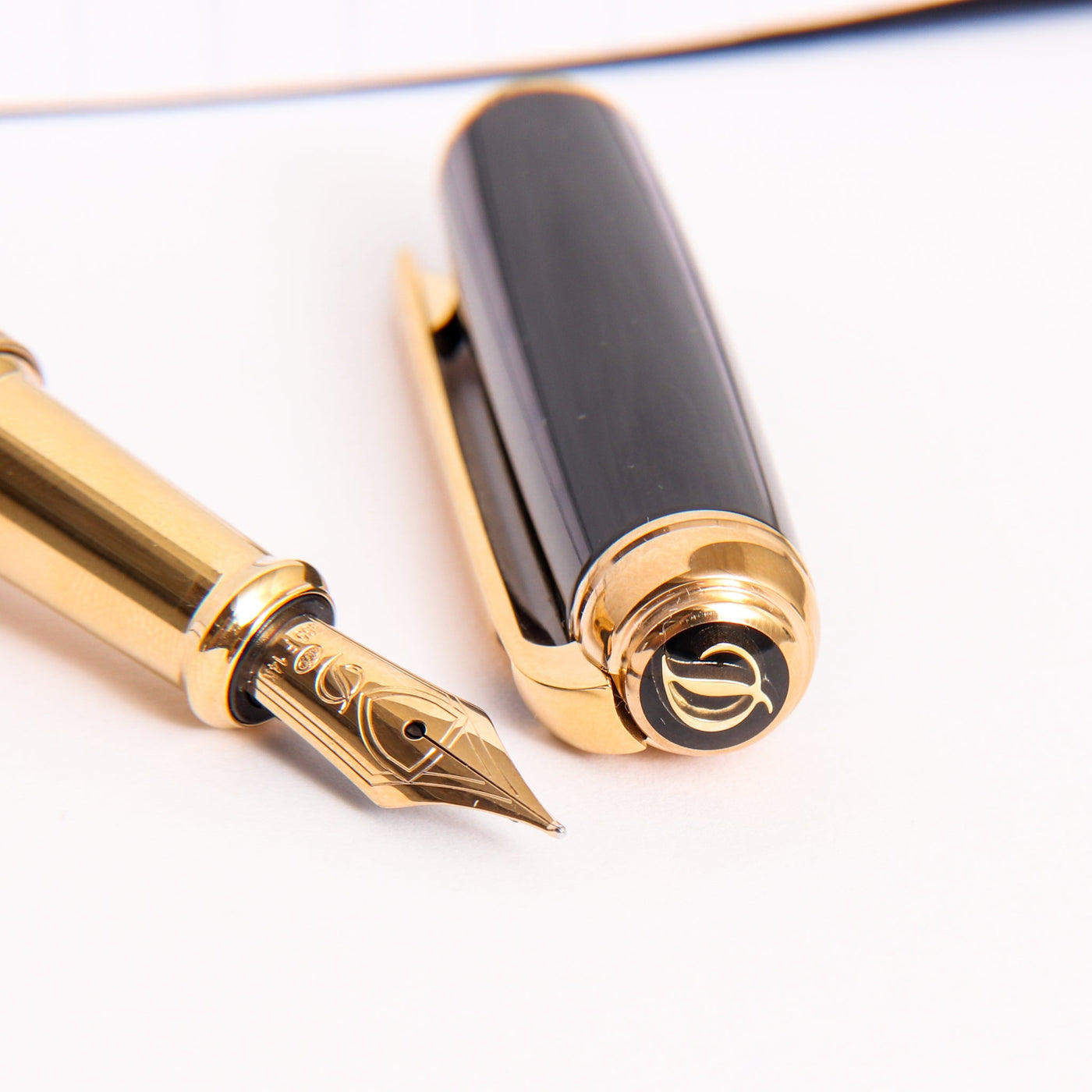 ST Dupont Line D Medium Black Gold Fountain Pen Nib Details