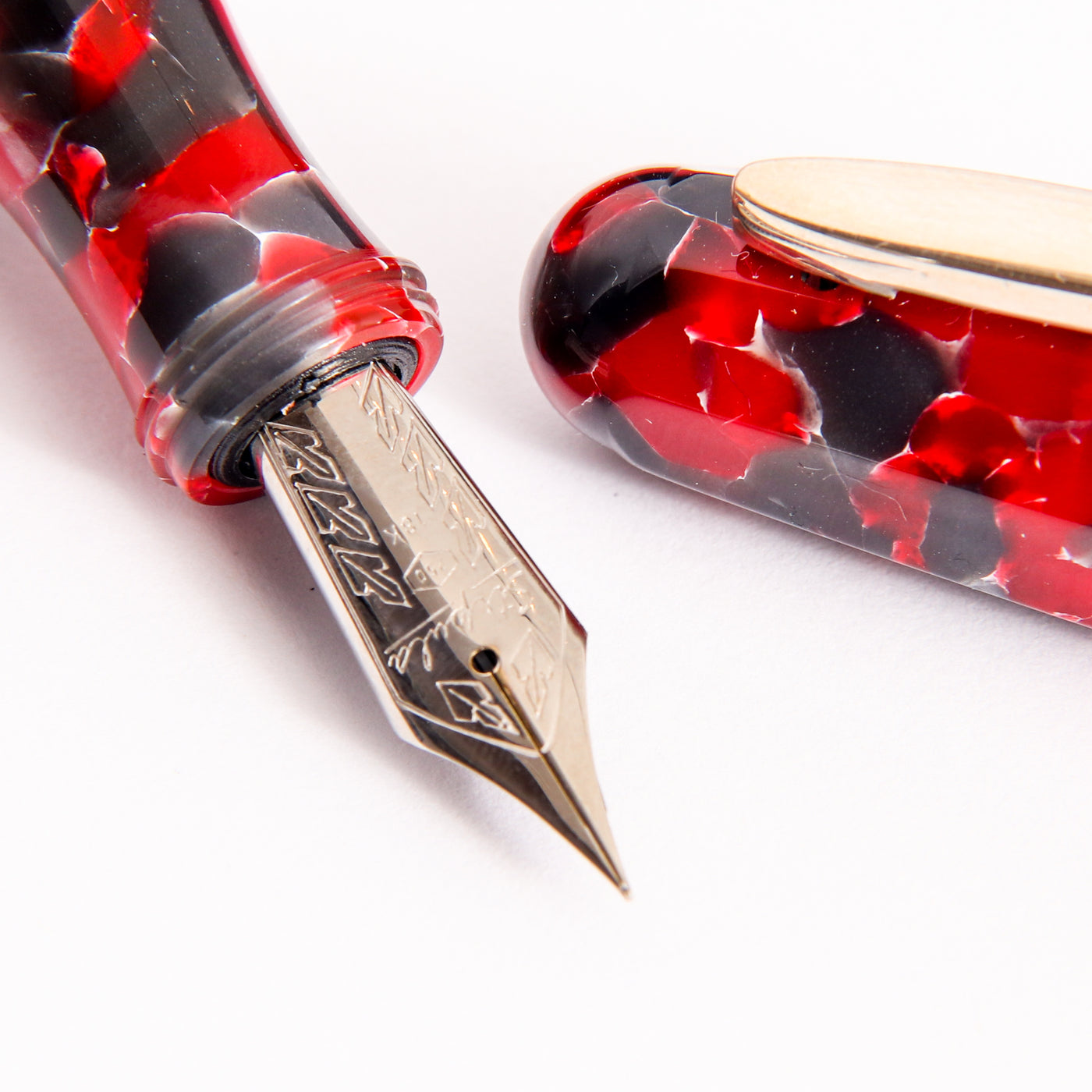 Stipula Etruria Faceted Red Currant Fountain Pen 18K Gold Nib Details
