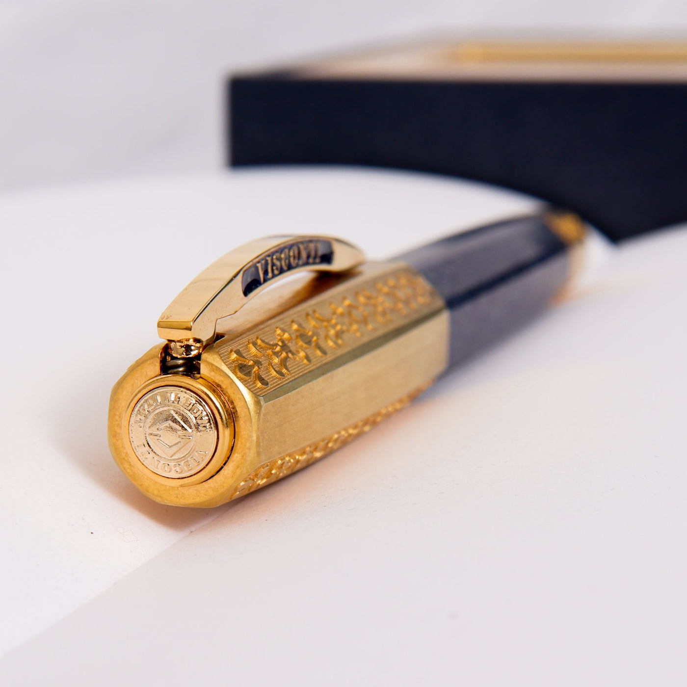 Visconti-Il-Magnifico-Lapis-Lazuli-Fountain-Pen-Enriched-With-The-Ancient-Coat-Of-Arms-Of-The-Medici-Family